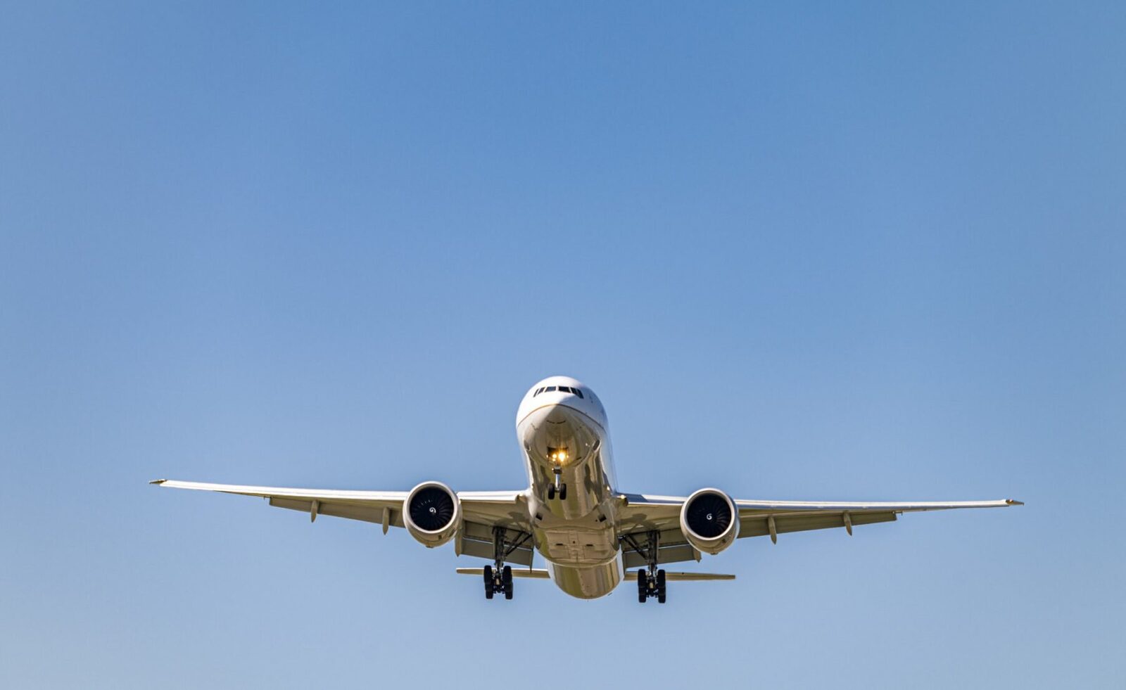Români evacuați din Israel, un nou zbor spre București Un grup de 172 de cetățeni români au fost repatriați din Israel, miercuri, printr-un zbor operat de o companie privată, la solicitarea Ministerului Afacerilor Externe (MAE)