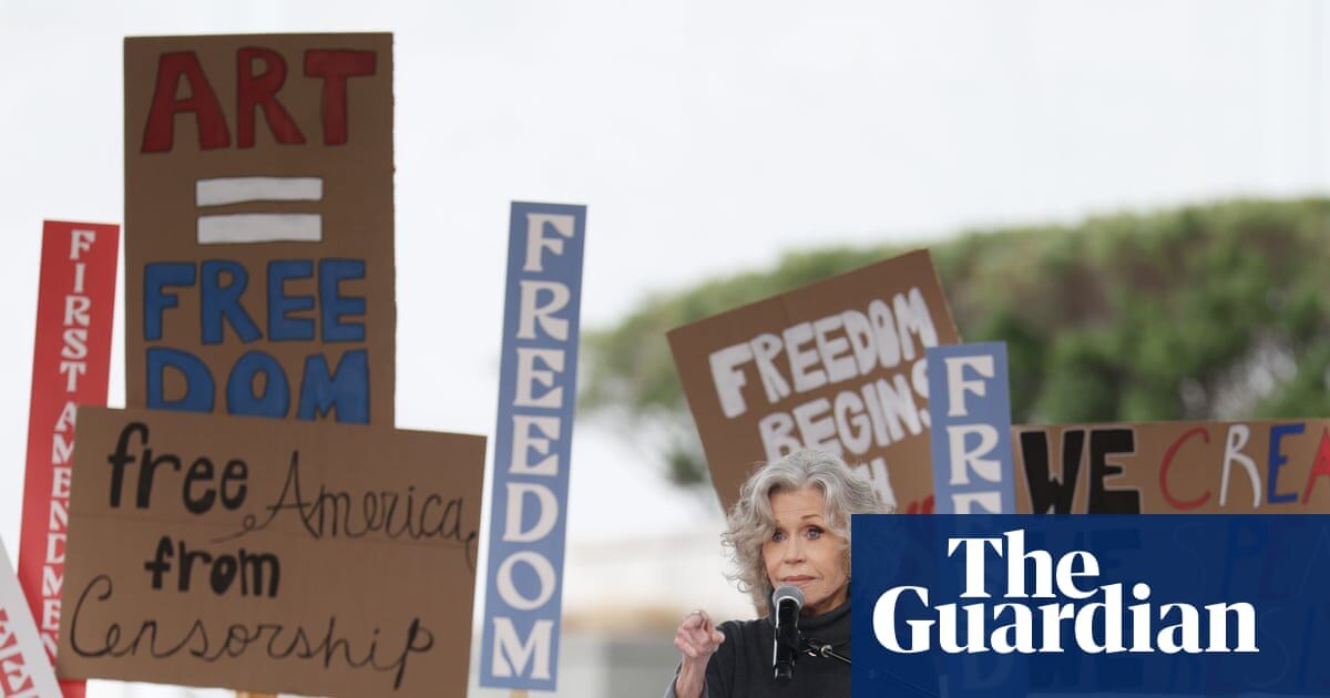 Jane Fonda mobilizează artiștii împotriva „autoritarismului” în SUA Washington, SUA – Actrița Jane Fonda, alături de jurnaliști, muzicieni și scriitori, a chemat cetățenii americani să „își rupă tăcerea” și să „reziste autoritarismului”, într-un eveniment organizat vineri în fața Centrului John F