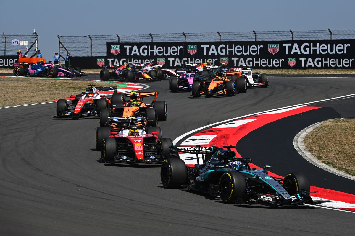 George Russell domină sprintul din China și aduce o nouă victorie pentru Mercedes George Russell (Mercedes) a câștigat cursa de Sprint din China, demonstrând încă o dată superioritatea monoposturilor Mercedes în acest început de sezon