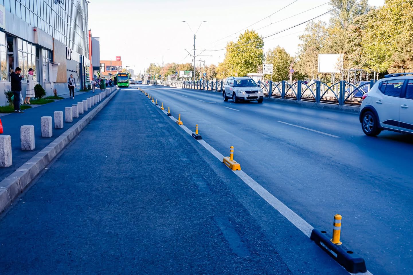 Noi benzi unice pentru transportul public au fost inaugurate în București Societatea de Transport București (STB) a dat în folosință noi benzi unice destinate transportului public