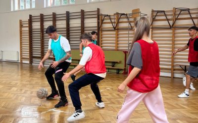 Cursuri gratuite de baschet pentru elevi, sprijinite de două asociații, la Colegiul Energetic, sector 5