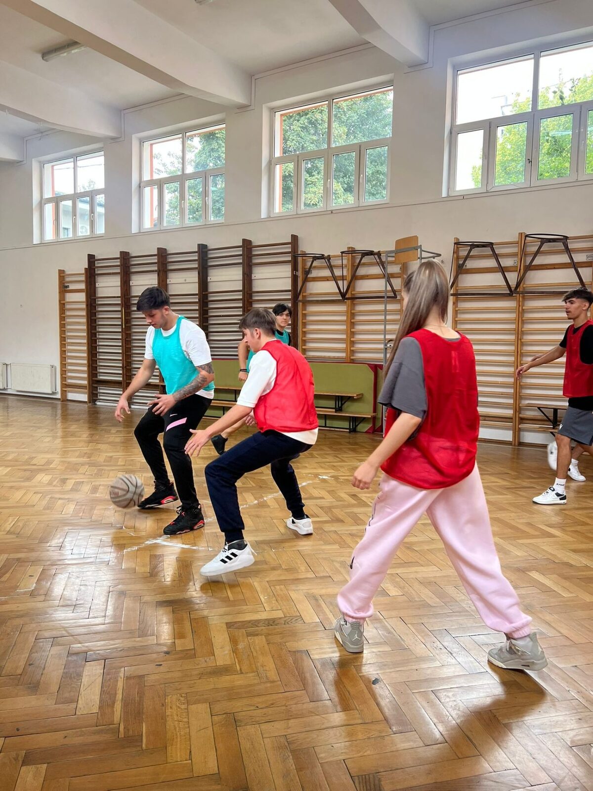 Cursuri gratuite de baschet pentru elevi, sprijinite de două asociații, la Colegiul Energetic, sector 5