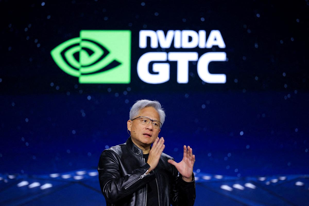 Nvidia, vedeta AI, trage piața în jos? Acțiunile companiei semnalează potențiale turbulențe pe bursa americană București – Acțiunile gigantului tehnologic Nvidia, adesea considerate un barometru al pieței de capital, ar putea indica o corecție mai amplă, potrivit analiștilor