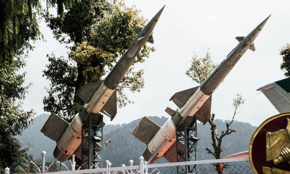 Tensiuni crescute în Orientul Mijlociu: Iranul amenință cu atacuri majore asupra bazelor americane Comandantul forțelor navale ale Gardienilor Revoluției din Iran, generalul Alireza Tangsiri, a declarat că forțele sale au lovit „ținte cheie” în trei baze aeriene americane din Emiratele Arabe Unite, Bahrain și Qatar