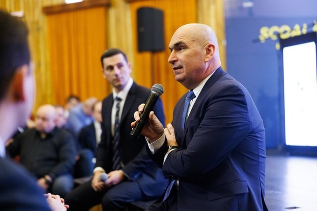 Premierul Bolojan anunță reguli noi privind cumulul pensiei cu salariul la stat La începutul săptămânii viitoare, Guvernul va discuta proiectul de lege care vizează reglementarea cumulului pensiei cu salariul în sectorul public, a anunțat premierul Ilie Bolojan