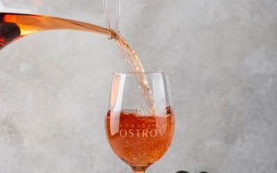 Rose de Ostrov: Vin proaspăt, ideal pentru sezonul cald, lansat pe 31 martie 2026