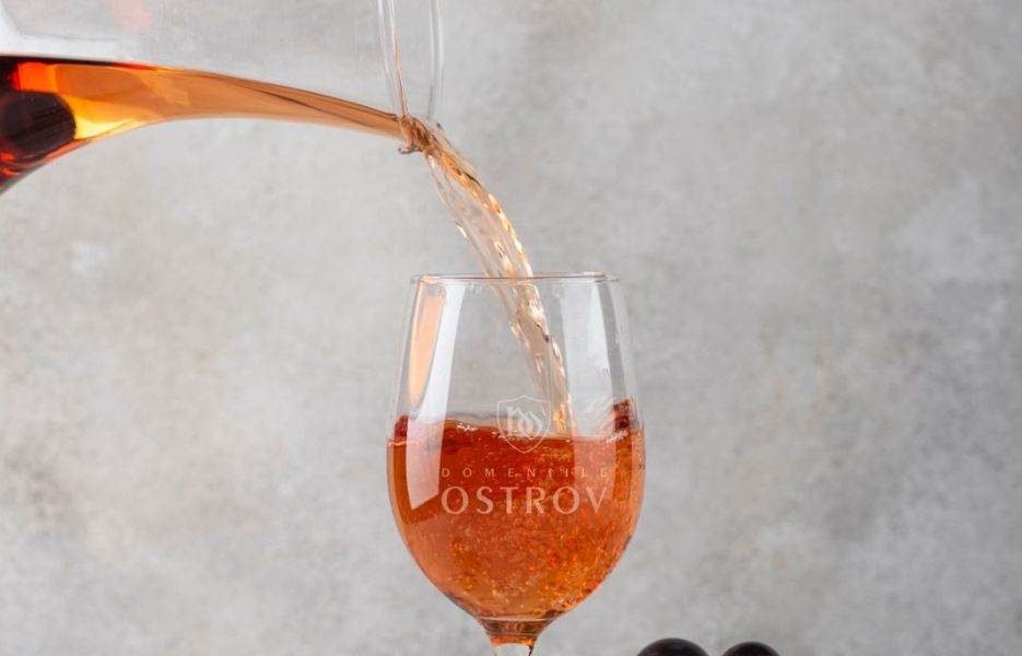 Rose de Ostrov: Vin proaspăt, ideal pentru sezonul cald, lansat pe 31 martie 2026