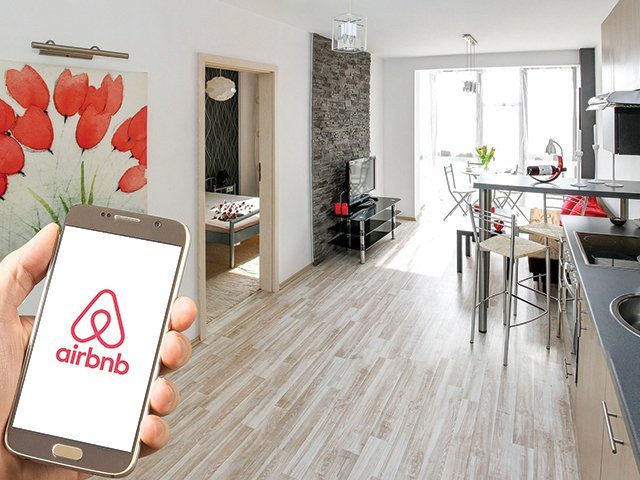 Airbnb: Proprietarii, între beneficii și riscuri închirieri