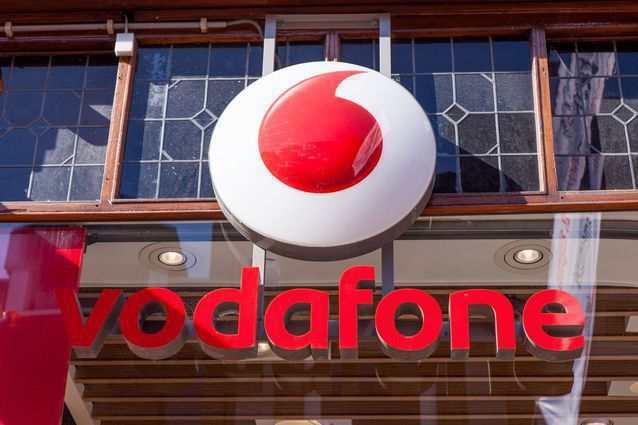 Vodafone România și Orange se pregătesc să testeze în 2026 servicii de conectivitate prin satelit de tipul „direct to device” (D2D), permițând telefoanelor mobile să se conecteze direct la sateliți atunci când semnalul terestru lipsește sau este slab