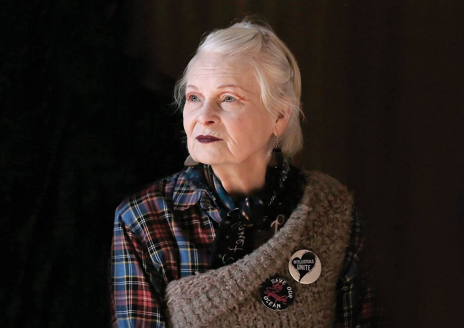 Profesoara care a sfidat moda: Povestea Vivienne Westwood Vivienne Westwood, o figură emblematică a modei, a transformat radical industria, pornind de la o profesie aparent îndepărtată de lumea luxului