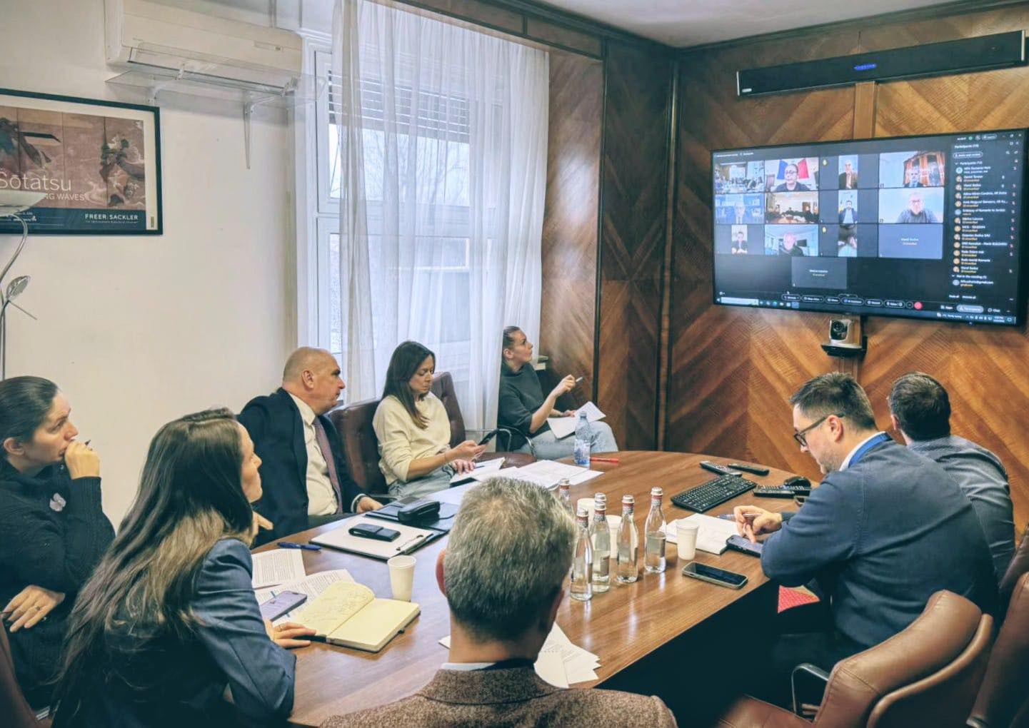 Spațiile aeriene din Orientul Mijlociu rămân închise, iar românii sunt blocați în regiune Tensiunea din Orientul Mijlociu menține situația încordată, iar autoritățile române attestatează că spațiile aeriene din mai multe țări, printre care Emiratele Arabe Unite și Qatar, rămân închise din cauza atacurilor cu drone și rachete
