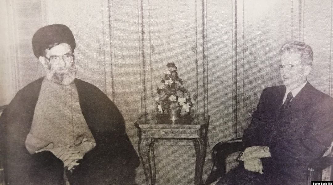 Ultima călătorie a dictatorului: Ceaușescu, între negocieri economice și revolta de la Timișoara În decembrie 1989, în timp ce pe străzile Timișoarei gloanțele forțelor de represiune curmau vieți, Nicolae Ceaușescu se afla în Iran, angajat într-o ultimă încercare de a-și salva regimul