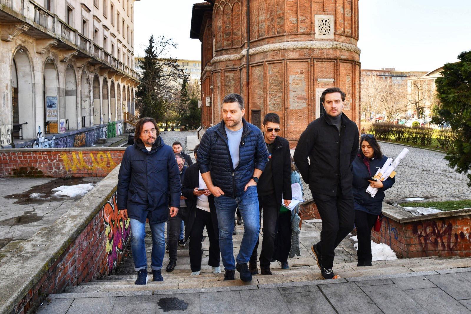 Viceprimarul Bujduveanu inspectează starea centrului Capitalei, identifică probleme și stabilește măsuri București, [data de azi] – Viceprimarul Capitalei Stelian Bujduveanu, însoțit de primarul general Ciprian Ciucu, a efectuat astăzi un tur de evaluare a stării străzilor din centrul Bucureștiului