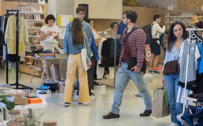 Târg de obiecte second-hand și ateliere creative la Nod Makerspace în weekendul 21-22 martie Bucureștenii sunt invitați la Nod Makerspace în weekendul 21-22 martie, unde are loc evenimentul DezNod, un târg dedicat obiectelor vestimentare, accesoriilor și decorațiunilor second-hand