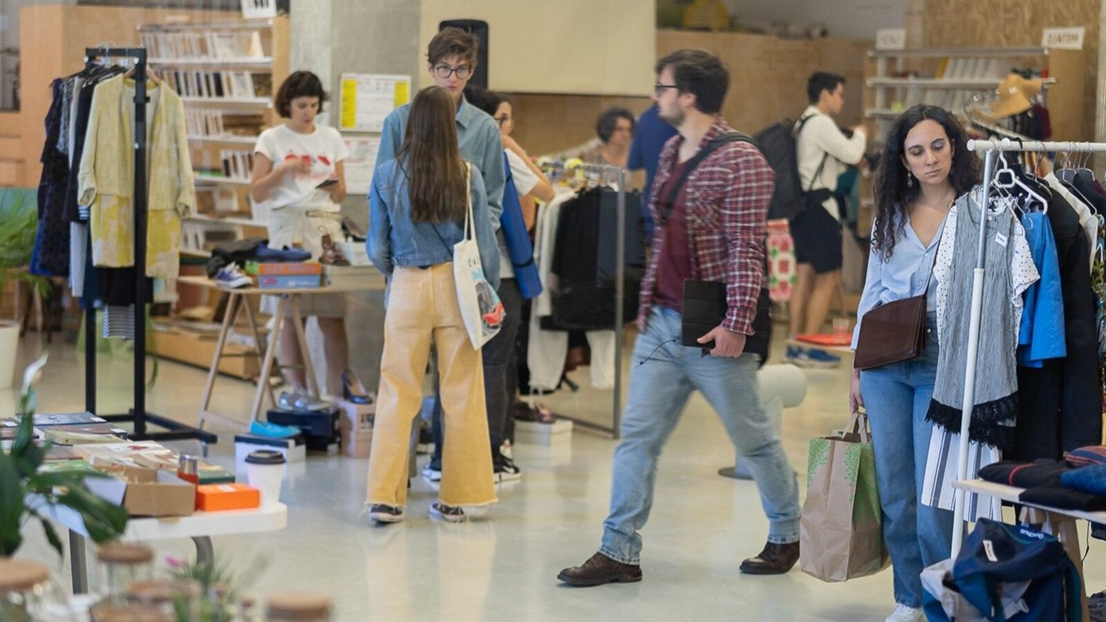 Târg de obiecte second-hand și ateliere creative la Nod Makerspace în weekendul 21-22 martie Bucureștenii sunt invitați la Nod Makerspace în weekendul 21-22 martie, unde are loc evenimentul DezNod, un târg dedicat obiectelor vestimentare, accesoriilor și decorațiunilor second-hand