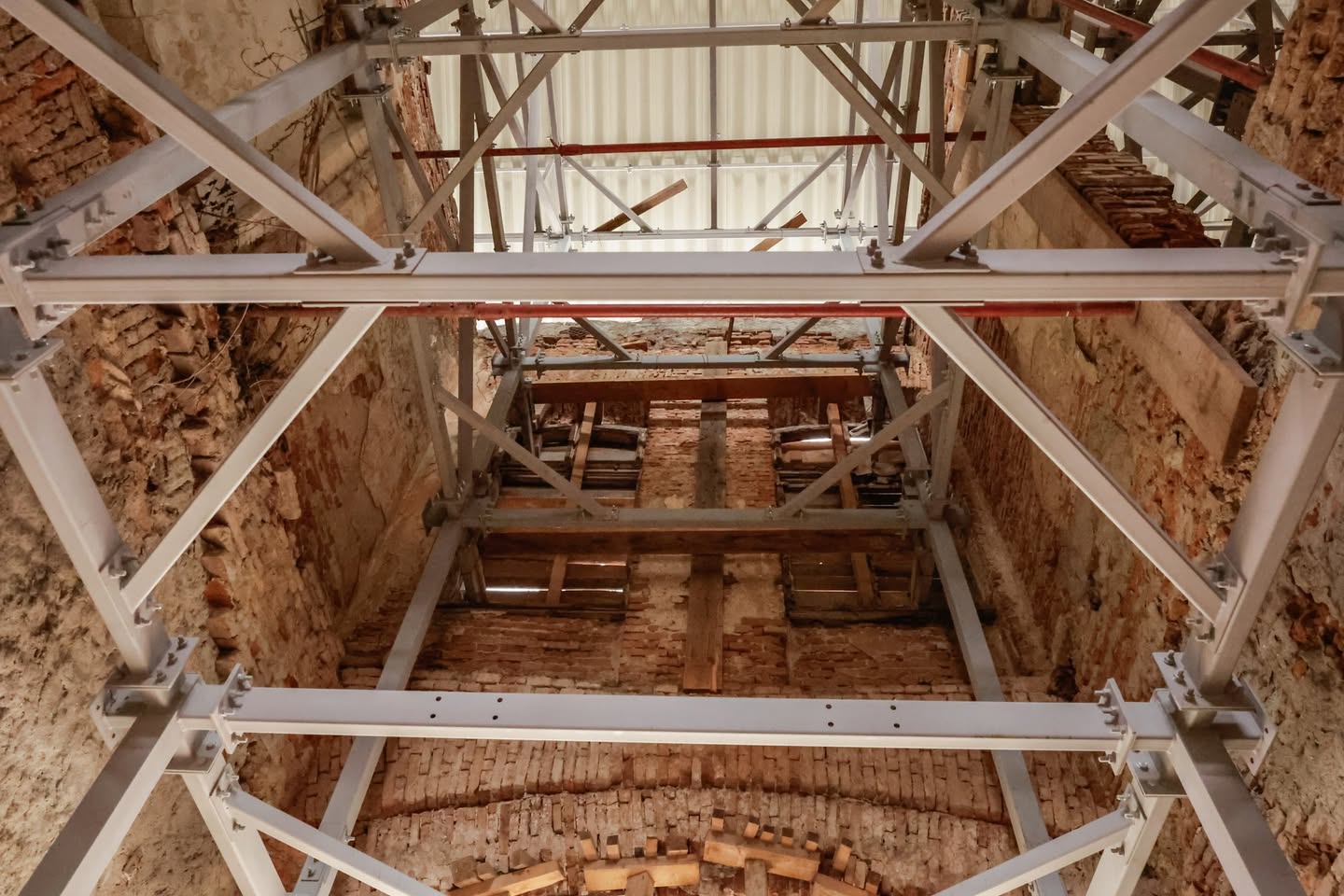 Lucrările de punere în siguranță a Hanului Solacolu au fost finalizate; urmează consolidarea și reabilitarea Lucrările de punere în siguranță a Hanului Solacolu, un monument istoric din București, au fost finalizate recent
