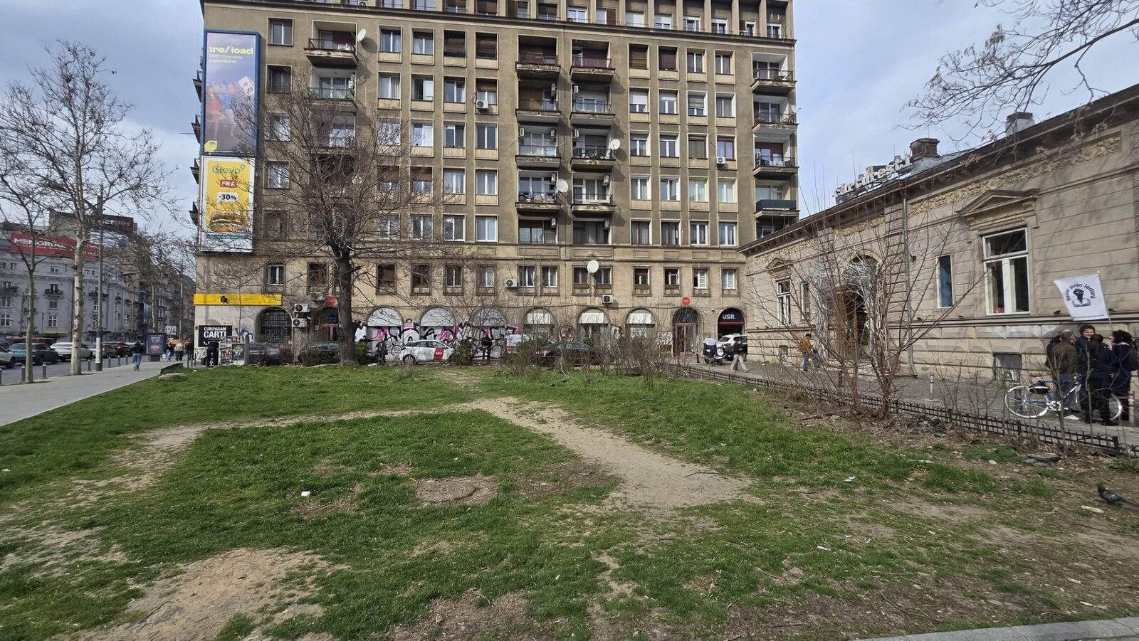 Un „jmecher” vrea să construiască în fața librăriei Cărturești, acuză primarul Capitalei Primarul general al Capitalei, Ciprian Ciucu, a semnalat o situație controversată privind un teren situat în fața librăriei Cărturești și a cinematografului Patria, afirmând că un „jmecher” ar fi intrat în posesia acestuia și intenționează să construiască o clădire