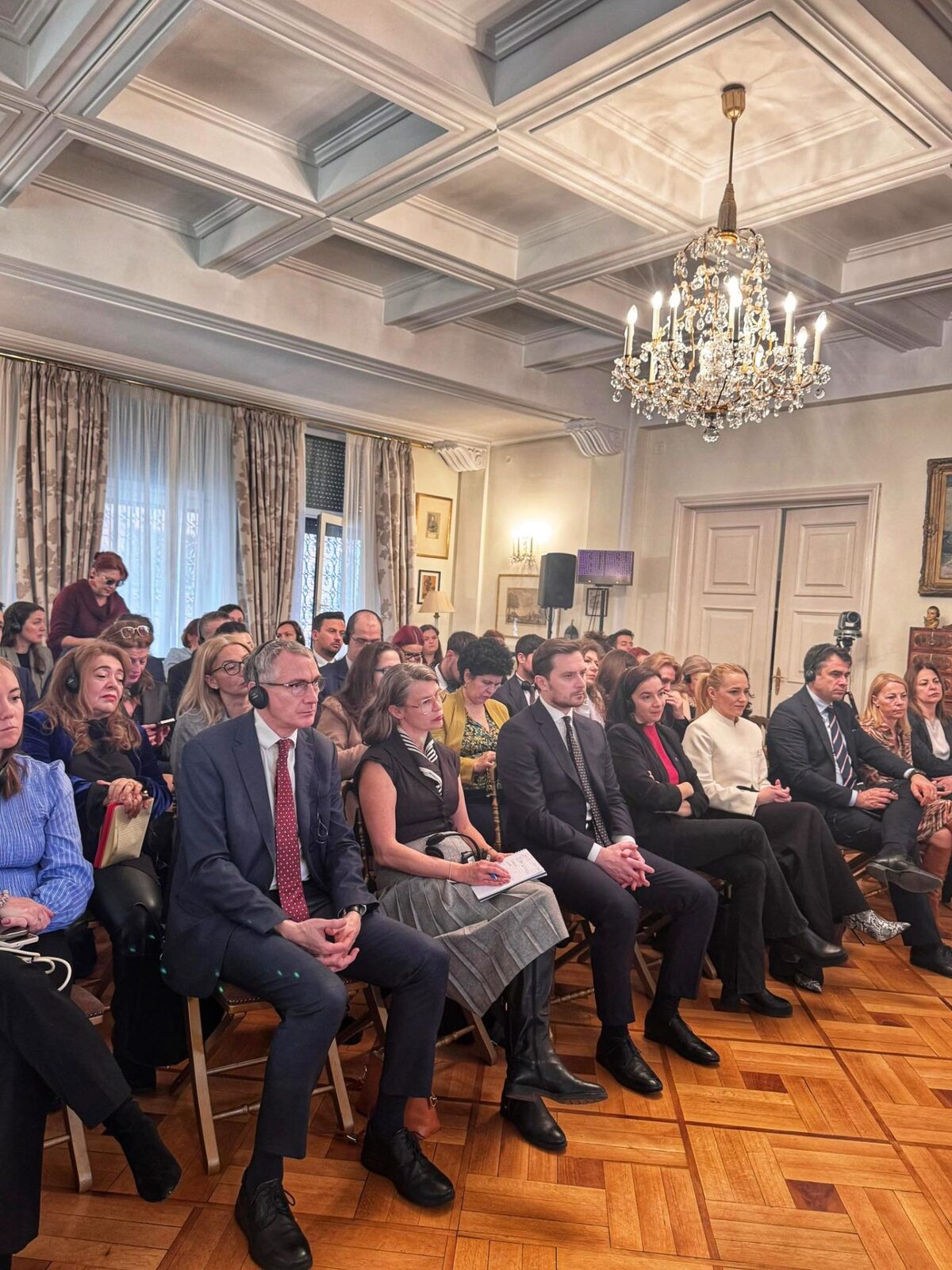 Bucureștiul și Spania, parteneriat pentru combaterea violenței de gen Viceprimarul Bucureștiului, Stelian Bujduveanu (PNL), a participat la o întâlnire dedicată schimbului de bune practici în domeniul combaterii violenței de gen, eveniment găzduit la invitația Ambasadorului Spaniei în România, E.S
