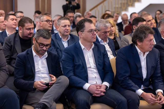 PSD critică direcția actuală a guvernării și propune soluții Secretarul General al Guvernului, Ștefan Radu Oprea, membru PSD, a exprimat îngrijorări cu privire la direcția actuală a guvernării