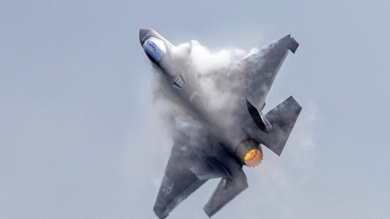 Război aerian: un F-35 israelian doboară un avion iranian YAK-130 Dimineața zilei de miercuri, la ora 10:30, a adus o veste neașteptată din teatrul de operațiuni: un avion de luptă F-35I israelian a doborât un YAK-130 iranian