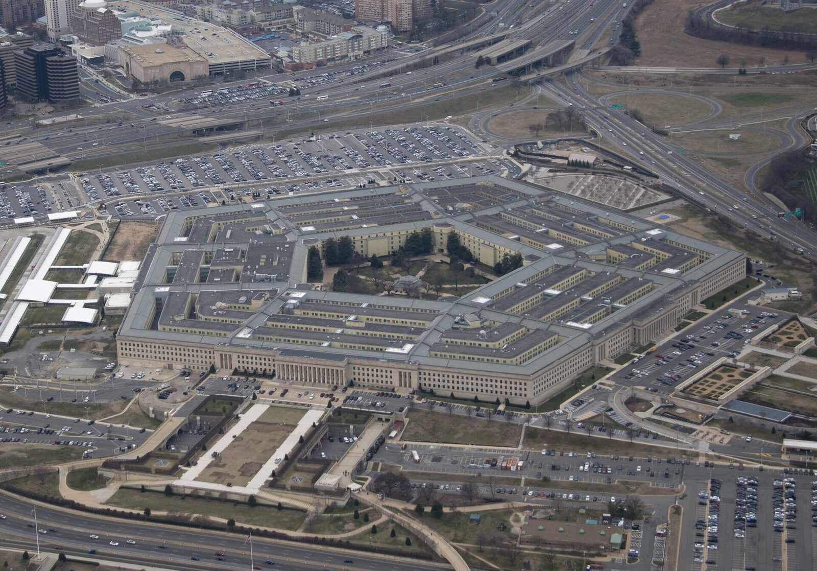 Inginer de la OpenAI demisionează din cauza implicării companiei în proiecte militare Caitlin Kalinowski, un membru al echipei tehnice specializate în robotică și hardware, a demisionat de la OpenAI, exprimându-și dezacordul față de planurile companiei de a pune sistemele sale de inteligență artificială la dispoziția Departamentului Apărării