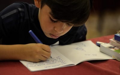 De ce scrisul de mână e important în școli. Studii și beneficii