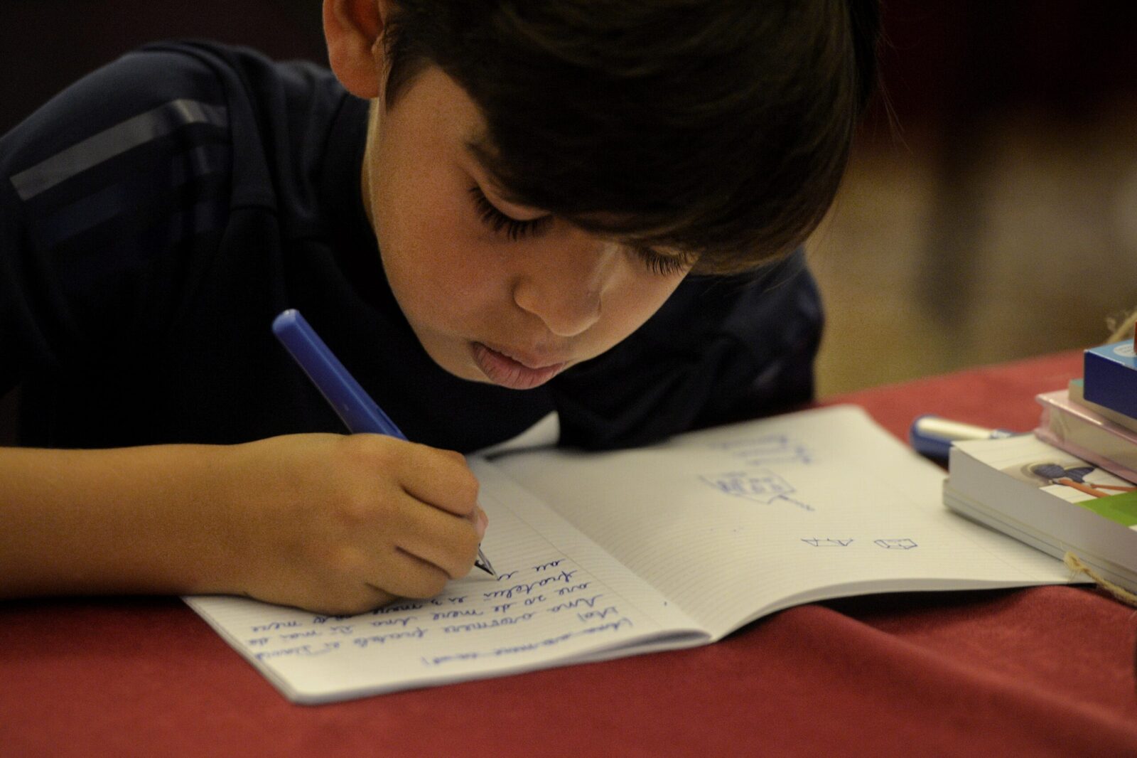 De ce scrisul de mână e important în școli. Studii și beneficii