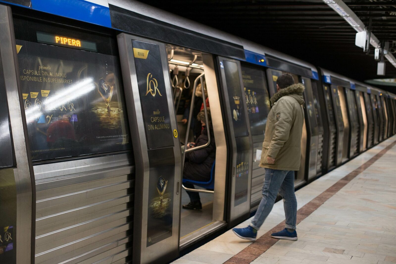 Tânăr mort după ce s-a aruncat în fața metroului la Piața Unirii 2