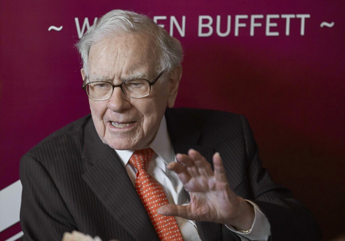 Buffett și Bezos, semnale de alarmă pentru investitorii în tehnologie? Warren Buffett, celebrul investitor american, a vândut recent acțiuni Apple în valoare de aproape două miliarde de dolari, stârnind semne de întrebare în rândul investitorilor