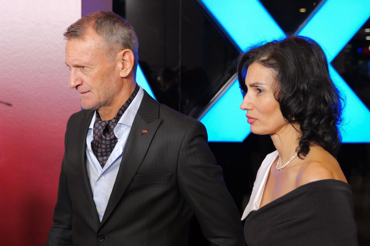 Gică Craioveanu, din nou pe marele ecran: fostul fotbalist a defilat pe covorul roșu la premiera filmului „Acel martie” Fostul internațional român Gică Craioveanu, în vârstă de 58 de ani, a fost vedeta serii la lansarea filmului „Acel martie”