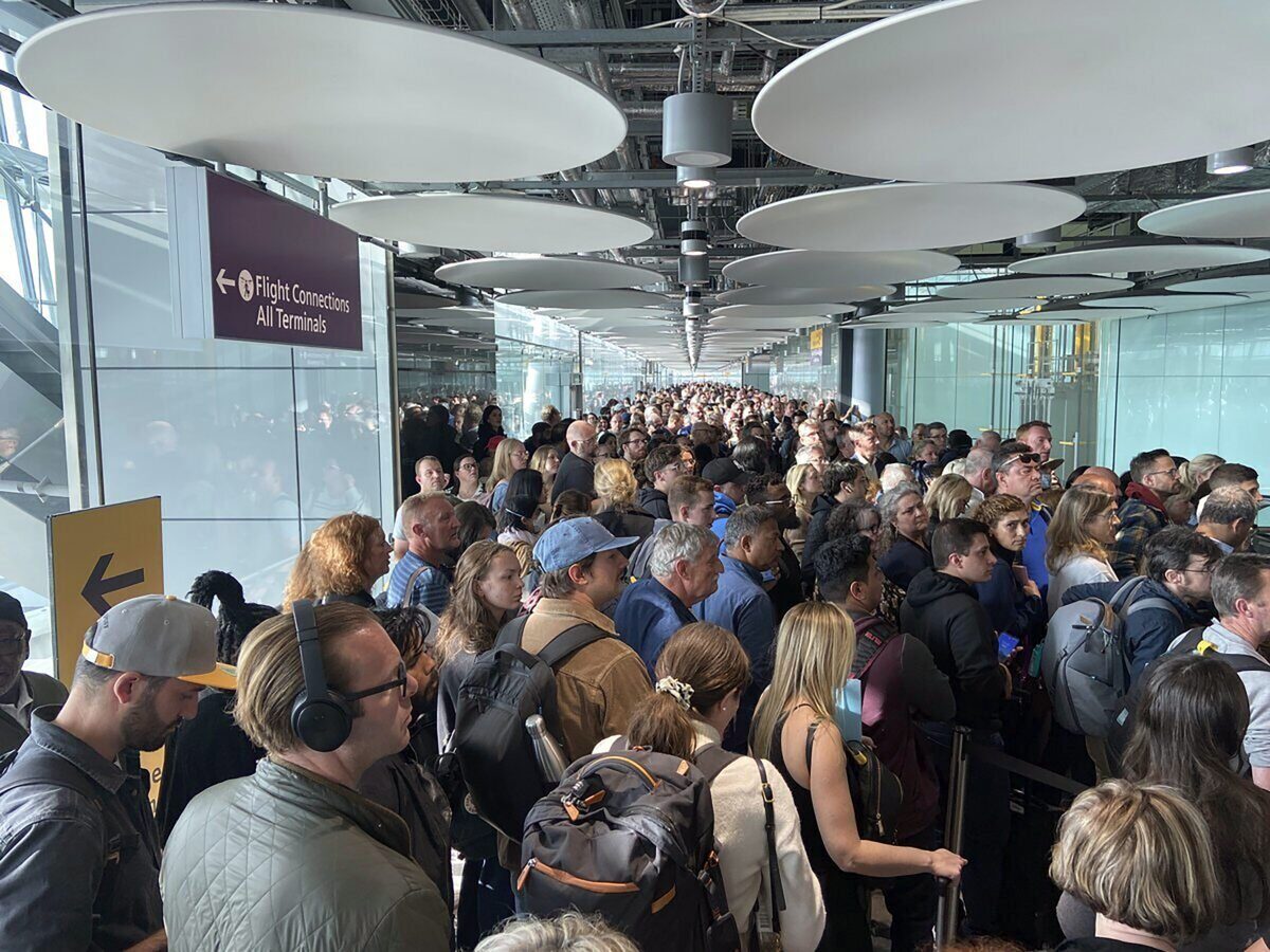 Zboruri din Abu Dhabi reluate, români blocați în Orientul Mijlociu Opt curse aeriene de pasageri au decolat luni de pe aeroportul din Abu Dhabi, conform datelor de pe platforma Flight Radar, pe fondul tensiunilor din Orientul Mijlociu
