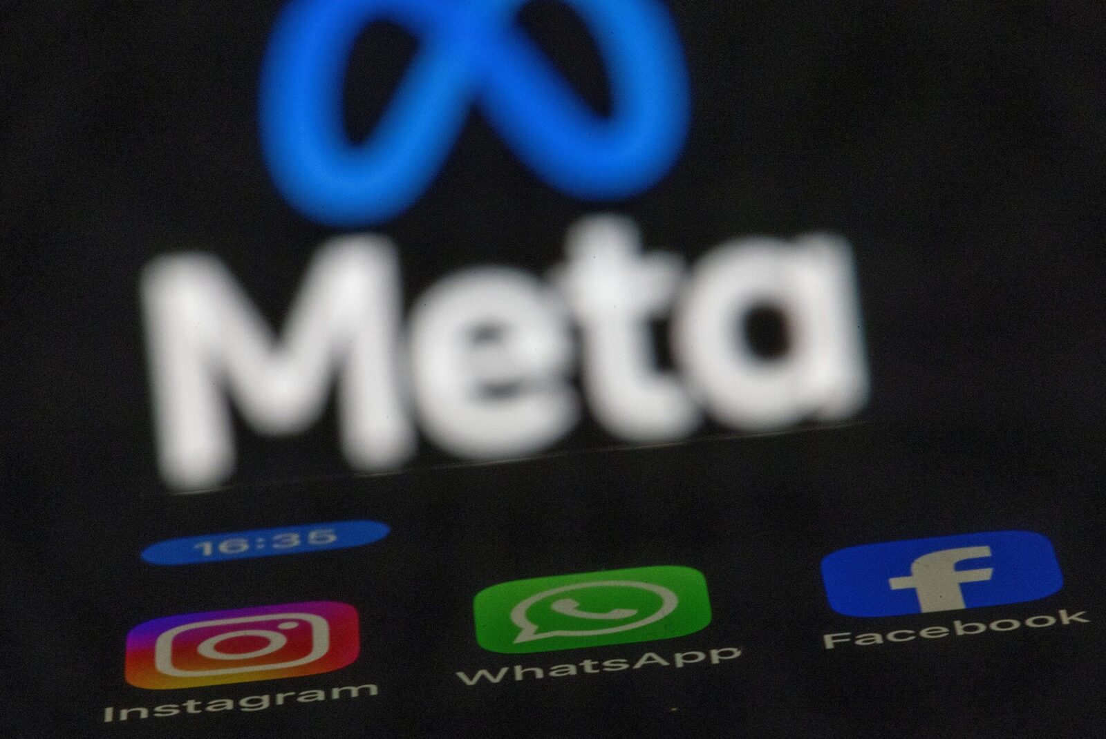 Meta achiziționează Moltbook, platforma unde agenții AI comunică Gigantul tehnologic Meta a cumpărat Moltbook, o platformă online comparabilă cu Reddit, unde agenții de inteligență artificială, utilizați prin modele precum Claude sau ChatGPT, pot comunica între ei