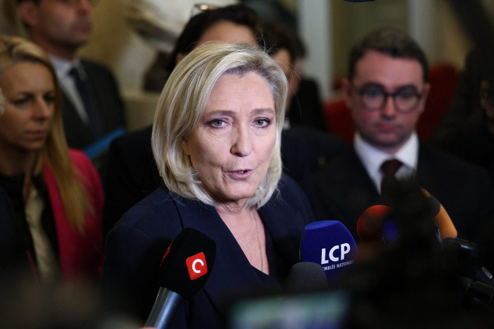 Ascensiunea extremei drepte în Franța: RN, pe val în alegerile locale Partidul Rassemblement National (RN), condus de Marine Le Pen, a înregistrat rezultate promițătoare în primul tur al alegerilor locale franceze, consolidându-și poziția în mai multe orașe importante și confirmând ascensiunea formațiunii