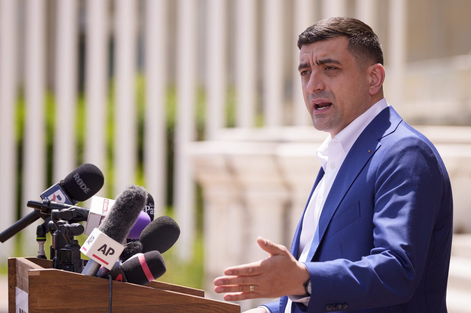 Simion, la Washington: Liderul AUR va vorbi despre cenzură în cadrul unei conferințe influente George Simion, președintele partidului Alianța pentru Unirea Românilor (AUR), participă la Washington la evenimentul „Alliance of Sovereign Nations”, unde va aborda tema cenzurii și a libertății de exprimare