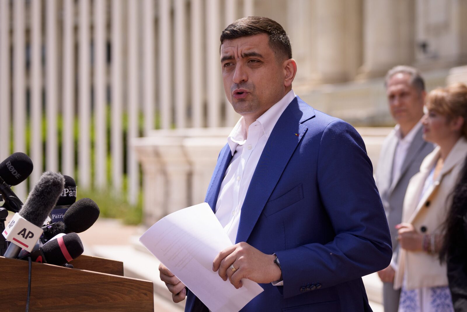Vizită controversată: Patronul merge la sponsori sau „la slugi”?