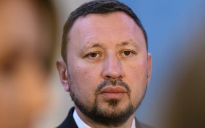 Fechet (PNL) îl acuză pe primarul Bacăului (USR) de „alba-neagra” în administrație Mircea Fechet, liderul PNL Bacău, a lansat vineri un atac dur la adresa primarului municipiului Bacău, Lucian-Daniel Stanciu-Viziteu (USR), acuzându-l de „alba-neagra în administrația locală”
