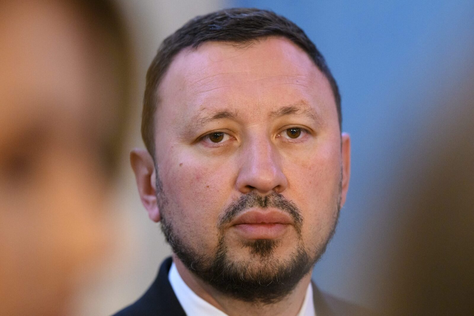 Fechet (PNL) îl acuză pe primarul Bacăului (USR) de „alba-neagra” în administrație Mircea Fechet, liderul PNL Bacău, a lansat vineri un atac dur la adresa primarului municipiului Bacău, Lucian-Daniel Stanciu-Viziteu (USR), acuzându-l de „alba-neagra în administrația locală”