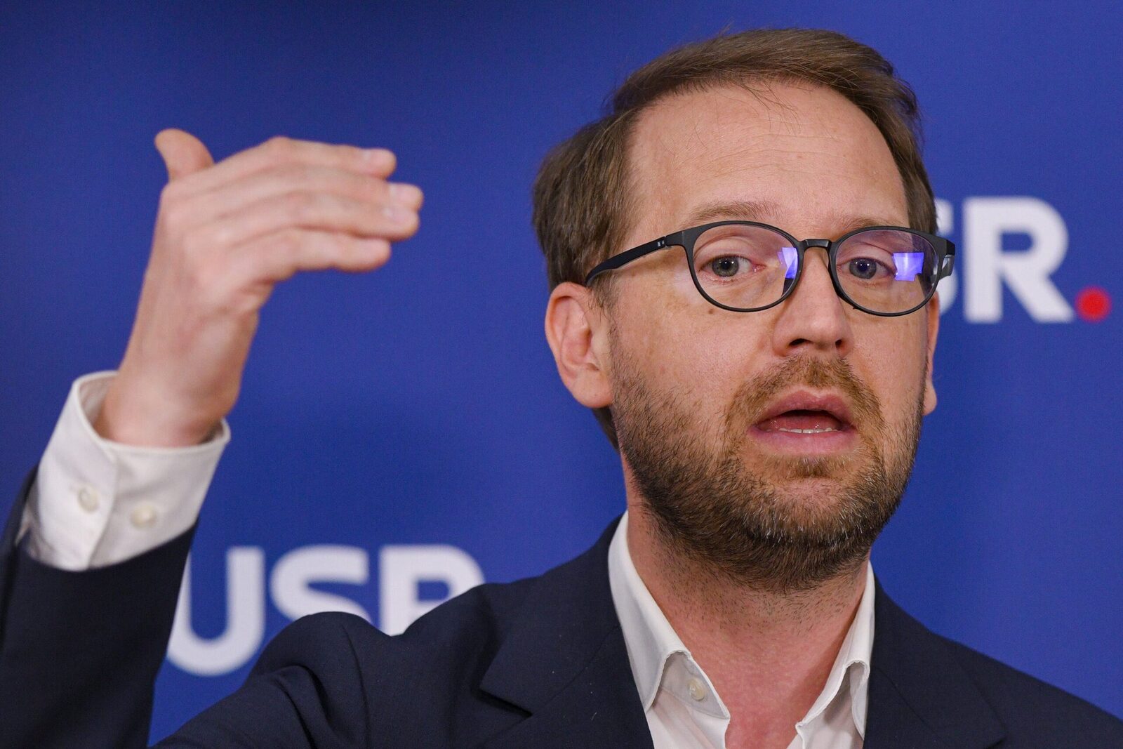 Tensiuni în coaliție: PSD cere control la Externe, USR cere răgaz Coaliția de guvernare se confruntă cu tensiuni legate de activitatea Ministerului Afacerilor Externe (MAE), condus de Oana Țoiu
