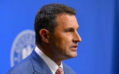 Tanczos Barna: România ar putea rata ținta de deficit bugetar Vicepremierul Tanczos Barna a exprimat îngrijorări cu privire la capacitatea României de a respecta ținta de deficit bugetar de 6,2% asumată în fața Comisiei Europene