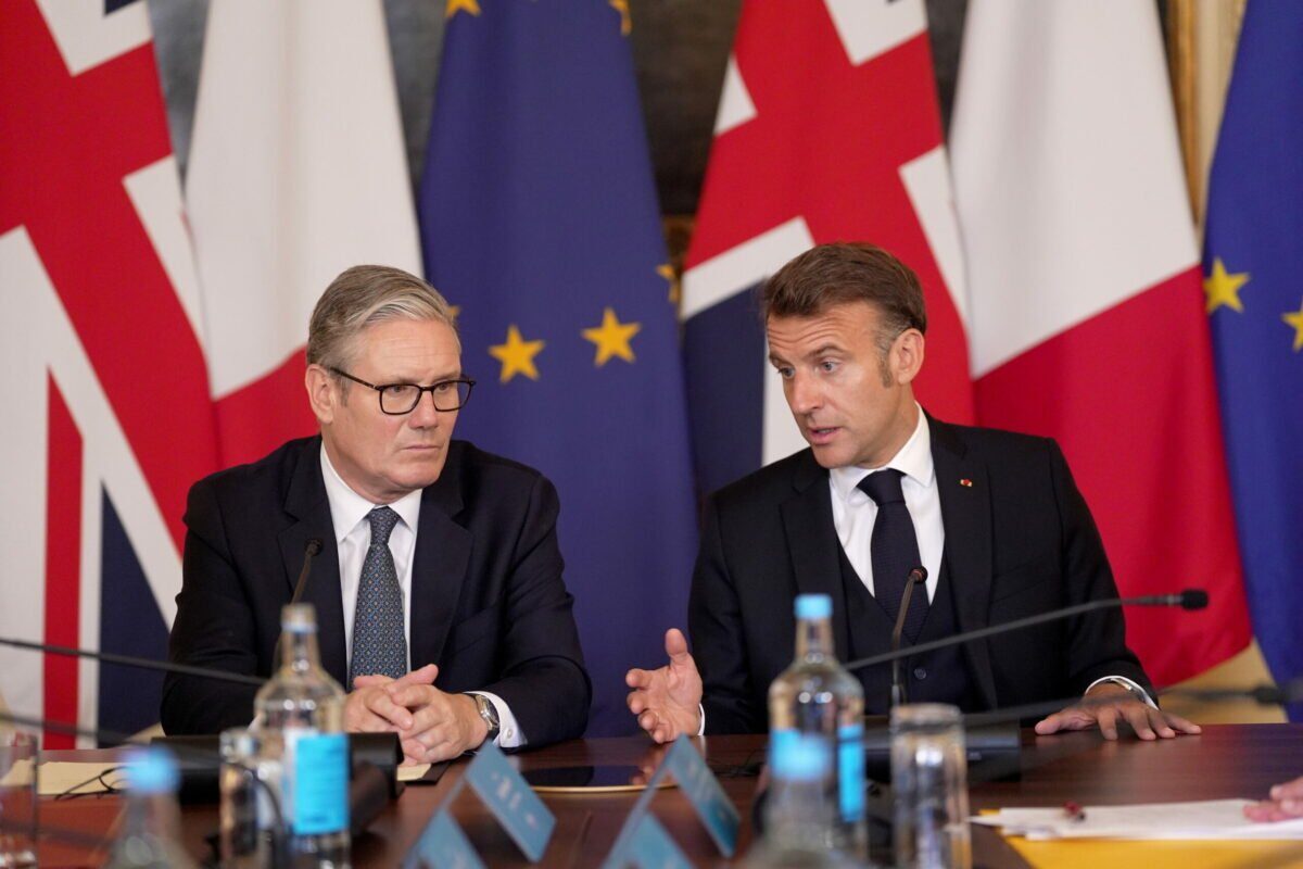 Franța intervine militar pentru a proteja bazele britanice, pe fondul îngrijorărilor privind capacitatea de apărare a Marii Britanii Franța a decis să-și mobilizeze forțele armate pentru a asigura securitatea bazelor militare britanice, stârnind semne de întrebare cu privire la capacitatea de apărare a Marii Britanii