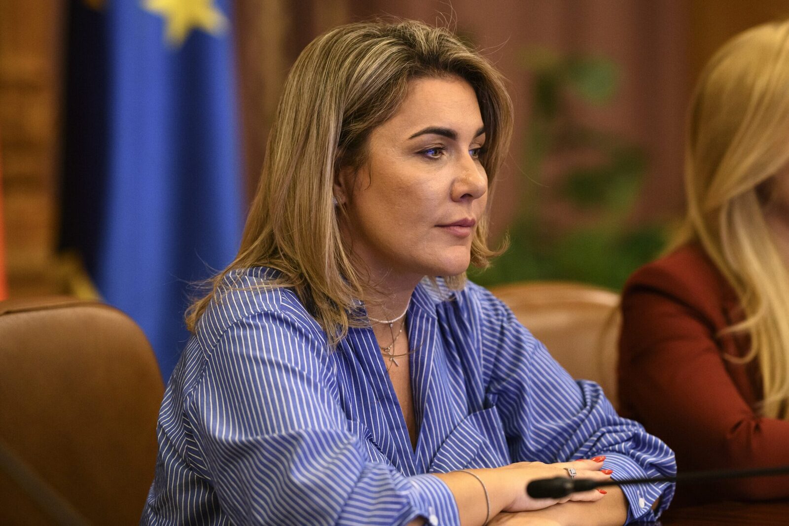 AUR cere demisia ministrului de Externe după un incident cu o minoră în Dubai Un caz recent în care o minoră română a fost împiedicată să urce într-un autocar pentru copii în Dubai a stârnit critici dure la adresa Ministerului Afacerilor Externe (MAE)