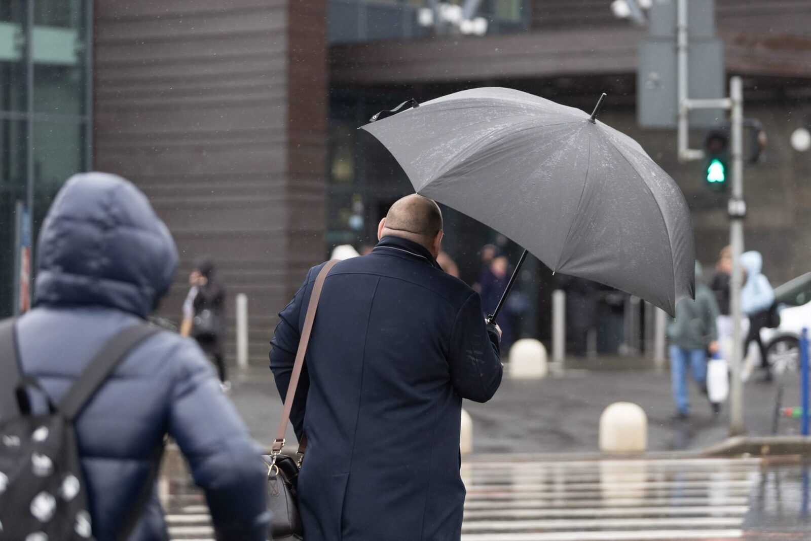 Cod portocaliu de vânt puternic în Olt și Vâlcea Administrația Națională de Meteorologie (ANM) a emis o avertizare de cod portocaliu pentru intensificări puternice ale vântului în mai multe localități din județele Olt și Vâlcea