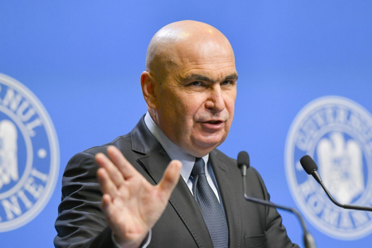 Premierul exclude restricții de circulație auto, avertizează asupra crizei energetice Premierul Ilie Bolojan a exclus posibilitatea ca românii să circule cu mașina doar cinci zile pe săptămână, în contextul crizei energetice globale