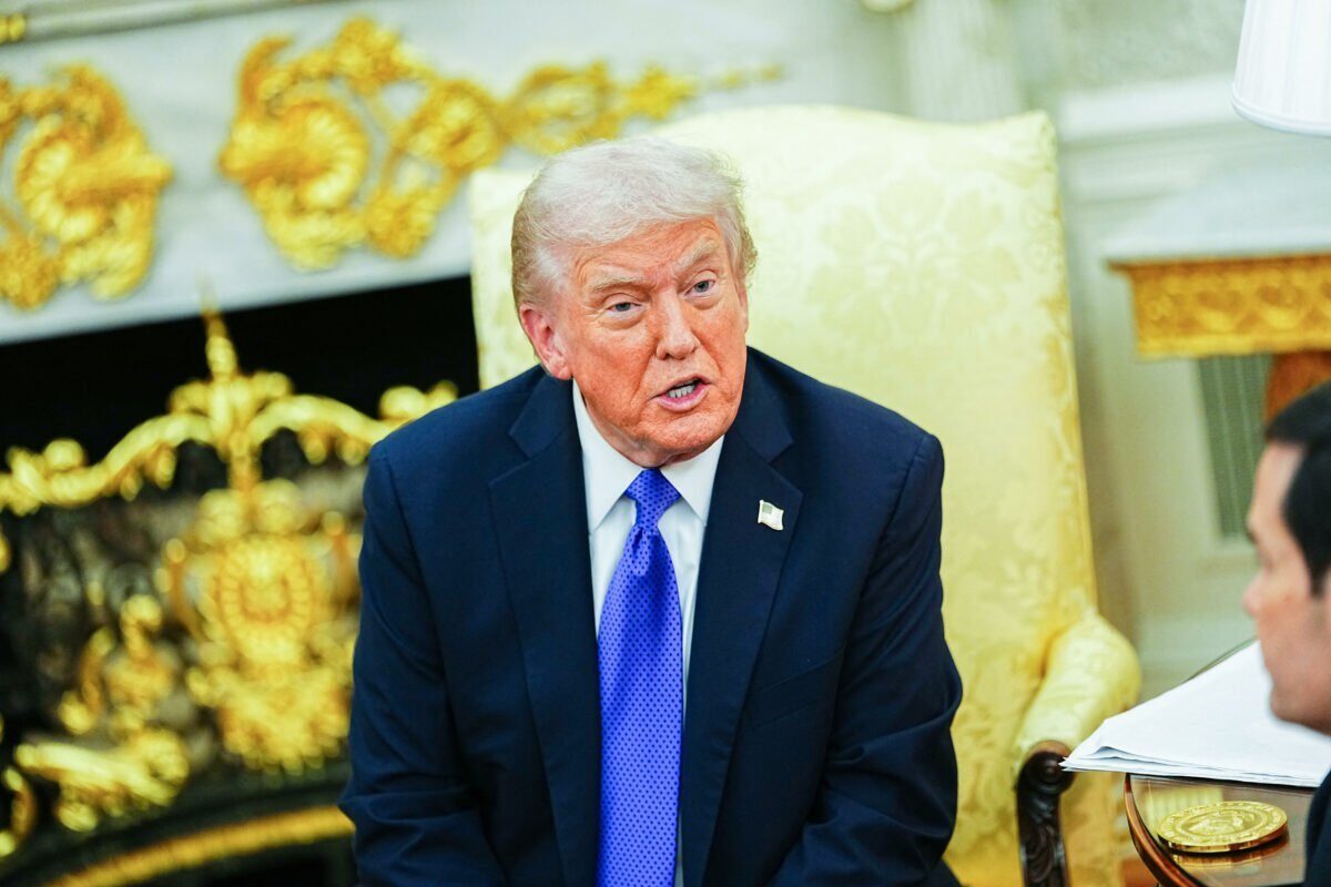 Trump întrerupe discursul pentru a vorbi despre renovările de la Casa Albă Președintele american, Donald Trump, a surprins asistența în timpul unui discurs despre război și eroii militari, întrerupându-și prezentarea pentru a vorbi despre renovările în curs de la Casa Albă