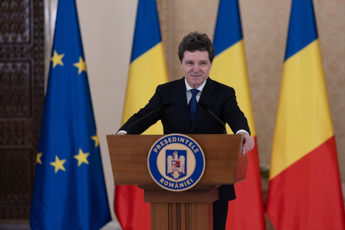 Nicușor Dan: România și Polonia, parteneri strategici pe flancul estic Președintele Nicușor Dan a subliniat importanța relațiilor dintre România și Polonia în cadrul unei vizite oficiale la Varșovia, joi