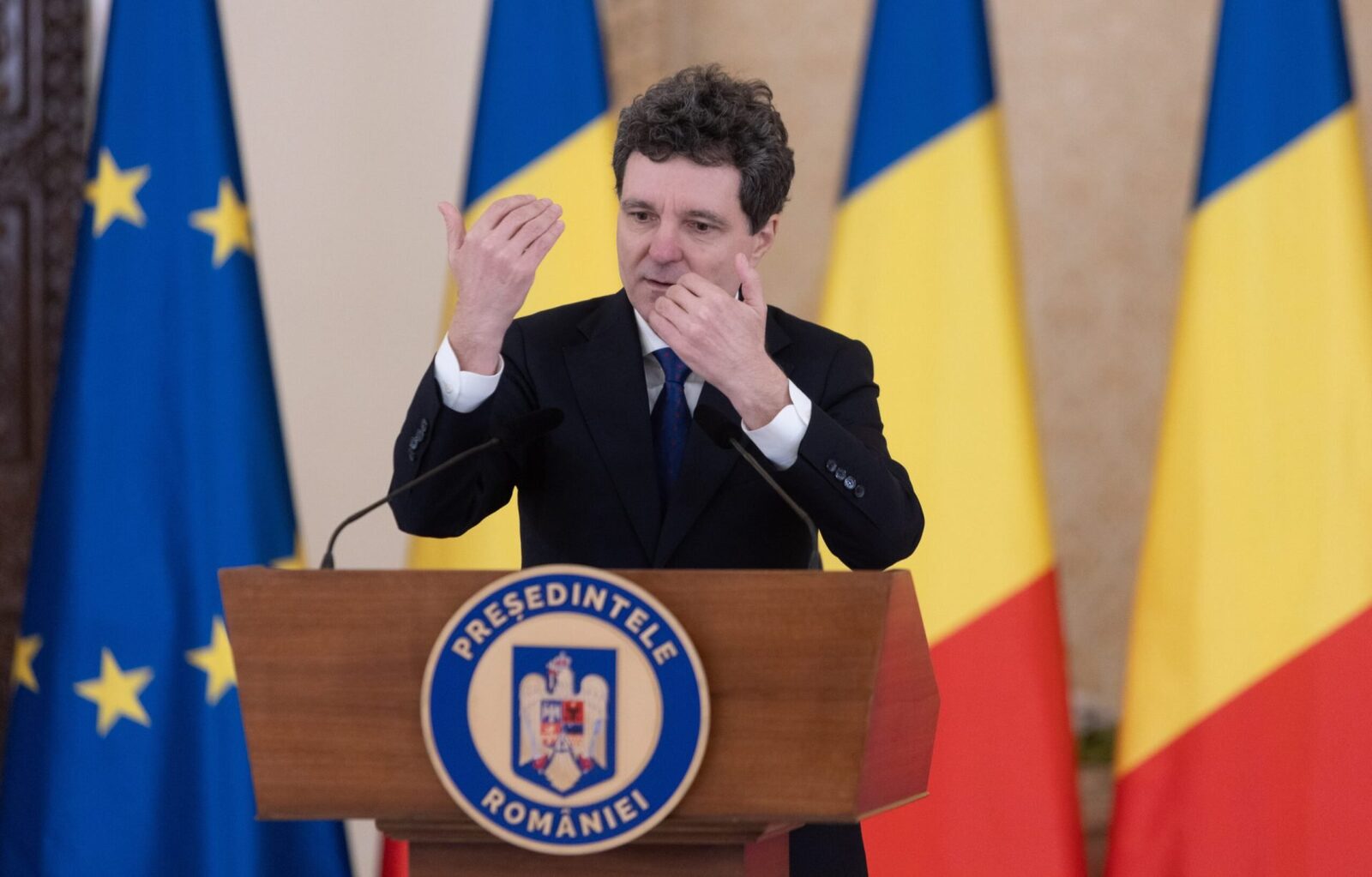 România rămâne neutră în conflictul din Orientul Mijlociu Președintele României a reiterat poziția țării de a nu se implica în conflictul din Orientul Mijlociu, subliniind angajamentul de a lucra alături de partenerii internaționali pentru dezescaladarea tensiunilor