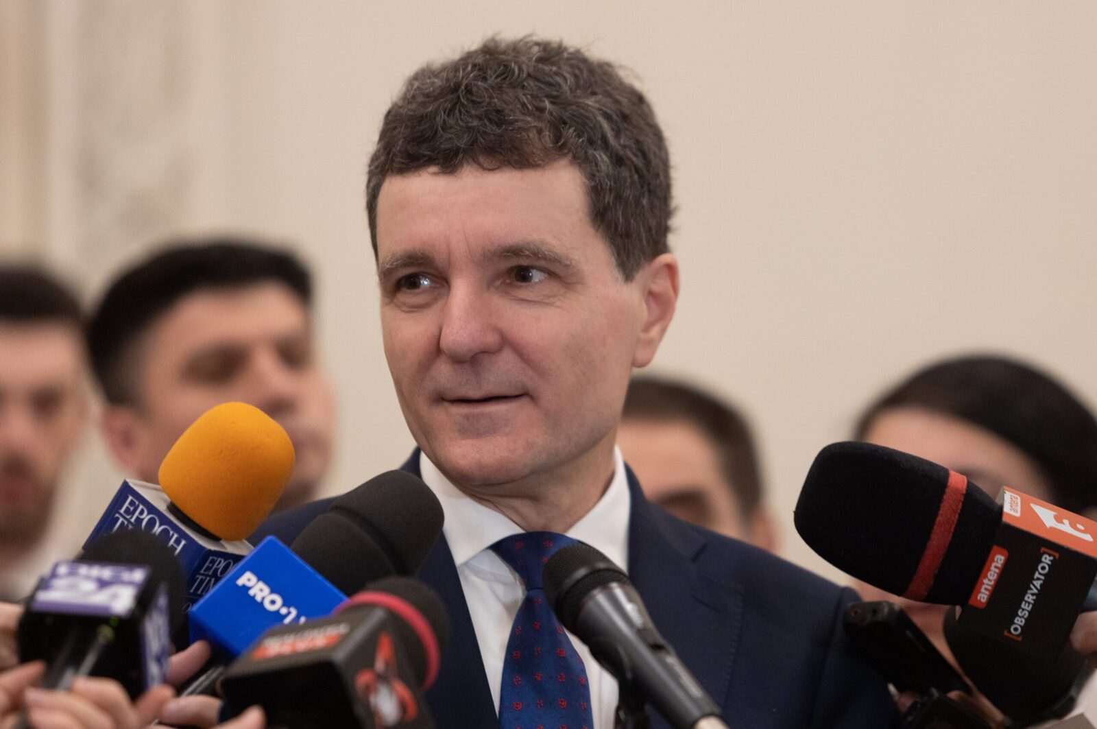 Opțiuni:

Siguranța României, garantată. Anunțul autorităților. (56 caractere)
România: Nivel maxim de siguranță, asigură guvernul. (59 caractere)
Evaluare: România, o țară sigură. Declarația oficială. (61 caractere)
Autoritățile: România se află în siguranță deplină. (51 caractere)