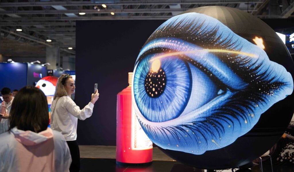 Americanii acuză China de copiere AI. Atacurile „model extraction” și „distillation” explicate.