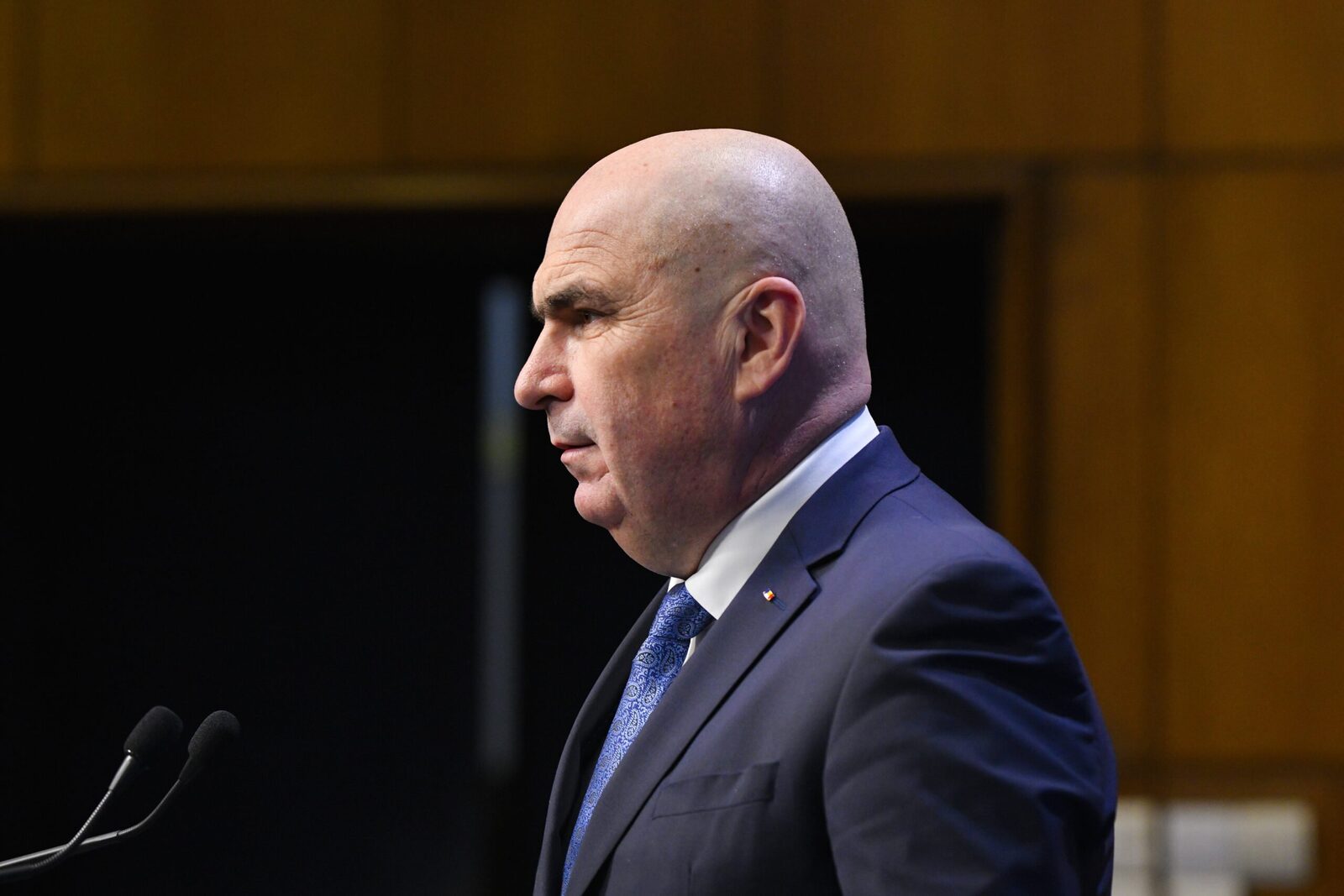 Creșterea prețurilor la combustibil, posibilă din cauza conflictului din Orientul Mijlociu, avertizează premierul Bolojan Premierul Ilie Bolojan a sugerat, în cadrul unei emisiuni televizate, posibilitatea unei creșteri a prețurilor la combustibil, invocând tensiunile din Orientul Mijlociu și impactul acestora asupra piețelor globale