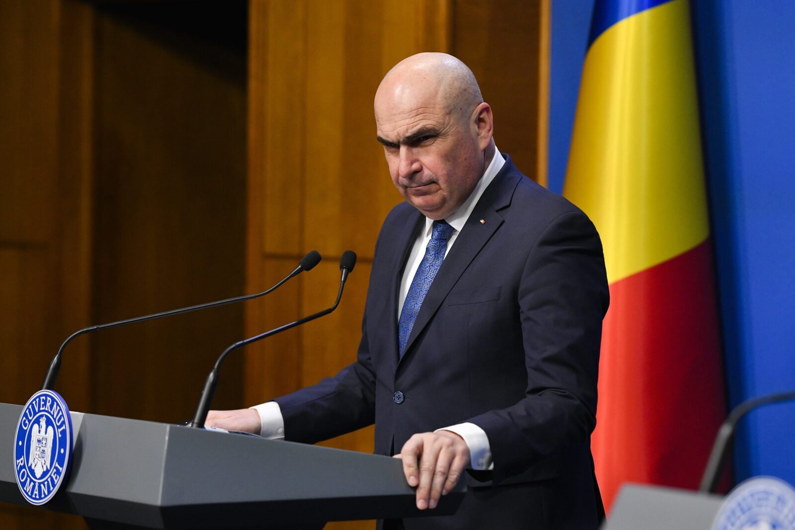 Premierul Ilie Bolojan, în dialog cu șeicul Mohamed bin Zayed Al Nahyan: Solidaritate și măsuri pentru românii din Emirate Prim-ministrul României, Ilie Bolojan, a avut o convorbire telefonică cu Alteța Sa Șeicul Mohamed bin Zayed Al Nahyan, în cadrul căreia au fost abordate aspecte legate de relațiile bilaterale și situația cetățenilor români aflați în Emiratele Arabe Unite